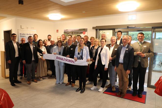 Foto der geehrten Spender in Eingangshalle des Bruder-Gerhard-Hospiz