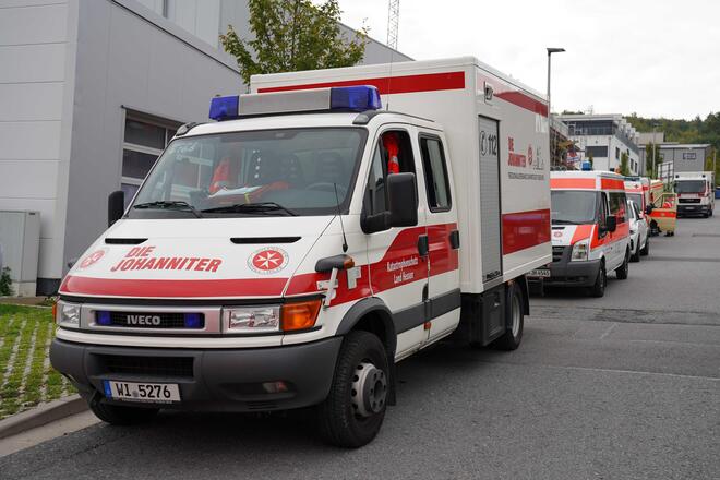 Aufgereihte Fahrzeuge des Katastrophenschutzes