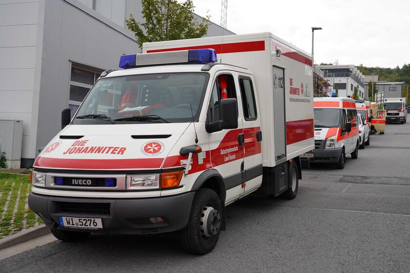 Aufgereihte Fahrzeuge des Katastrophenschutzes