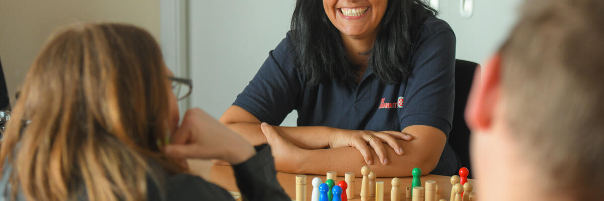 Sandra David macht mit Klienten aus der Kinder- und Jugendhilfe eine Familienaufstellung.