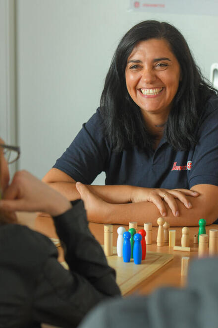 Sandra David macht mit Klienten aus der Kinder- und Jugendhilfe eine Familienaufstellung.