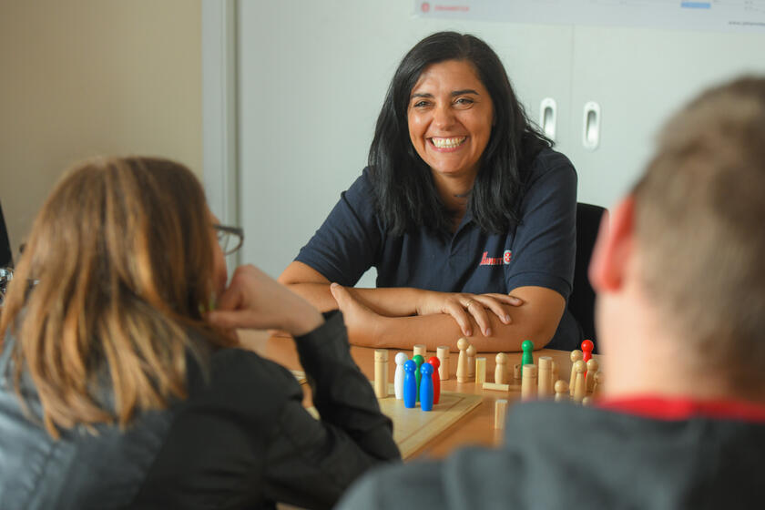 Sandra David macht mit Klienten aus der Kinder- und Jugendhilfe eine Familienaufstellung.