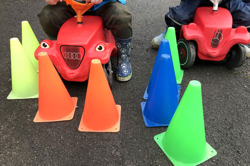 Rote Boby-Cars und bunte Pylonen 