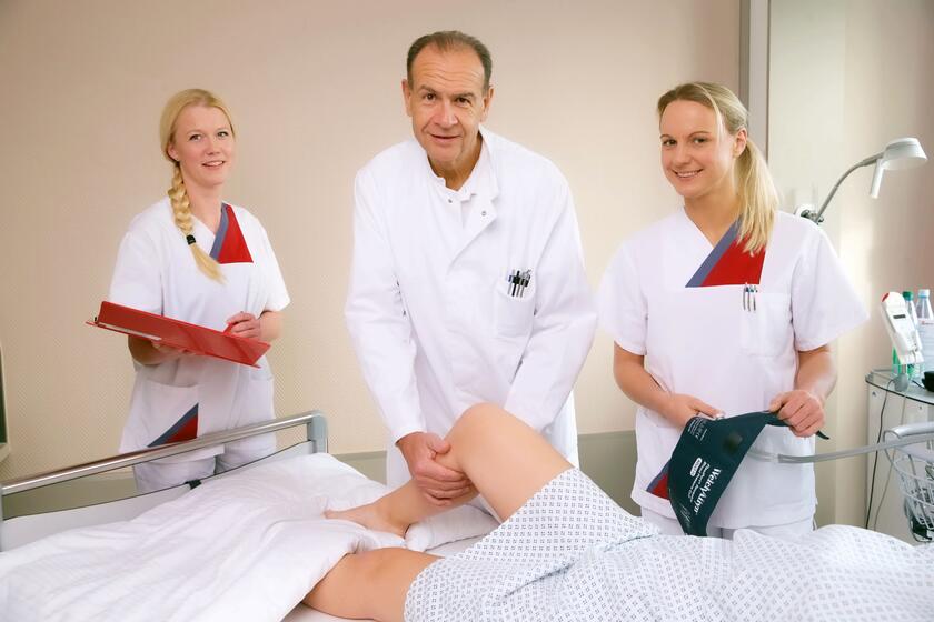 Dr. Paul bei der Behandlung mit zwei Schwestern