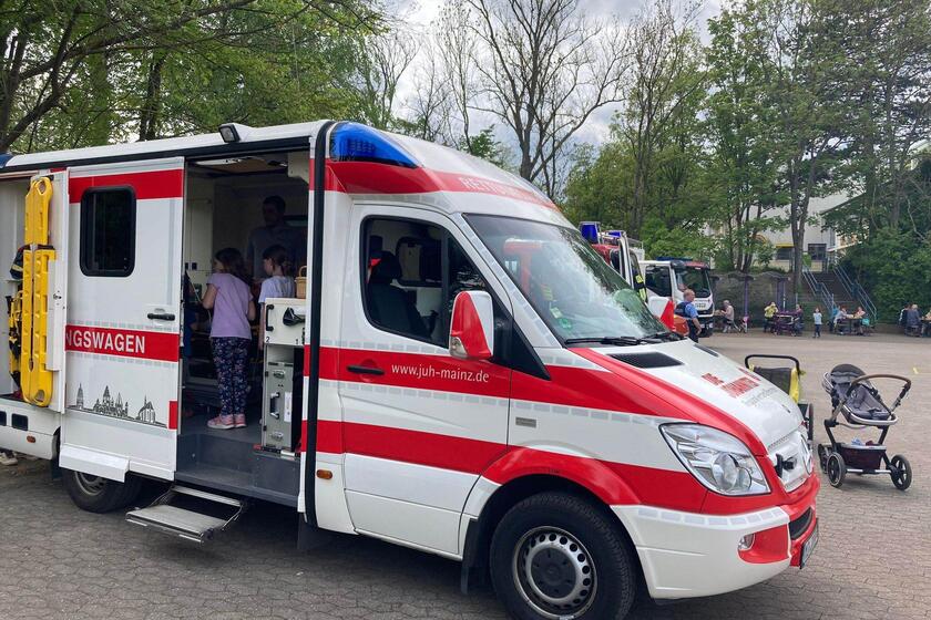 Bild von Rettungswagen mit Besuchern