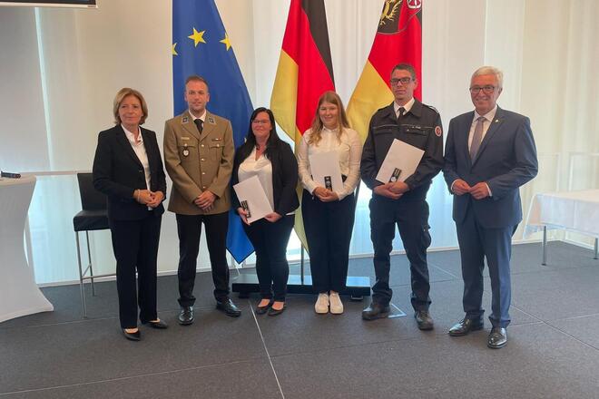 Ministerpräsidentin Malu Dreyer (links) und Innenminister Roger Lewentz (rechts) ehren Helferinnen und Helfer der Flutkatastrophe 2021. Stellvertretend für Johanniter-Unfall-Hilfe e.V. in Rheinland-Pfalz nahmen Christian Görg, Agnes Merzenich, Svenja Bauer und Andreas Jung (v.l.n.r.) die Medaille entgegen.