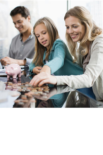 Eine Frau und ein Mädchen spielen gemeinsam.