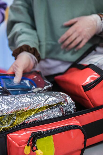 Ausrüstung Erste-Hilfe-Koffer, Johanniter-Jugend im Hintergrund