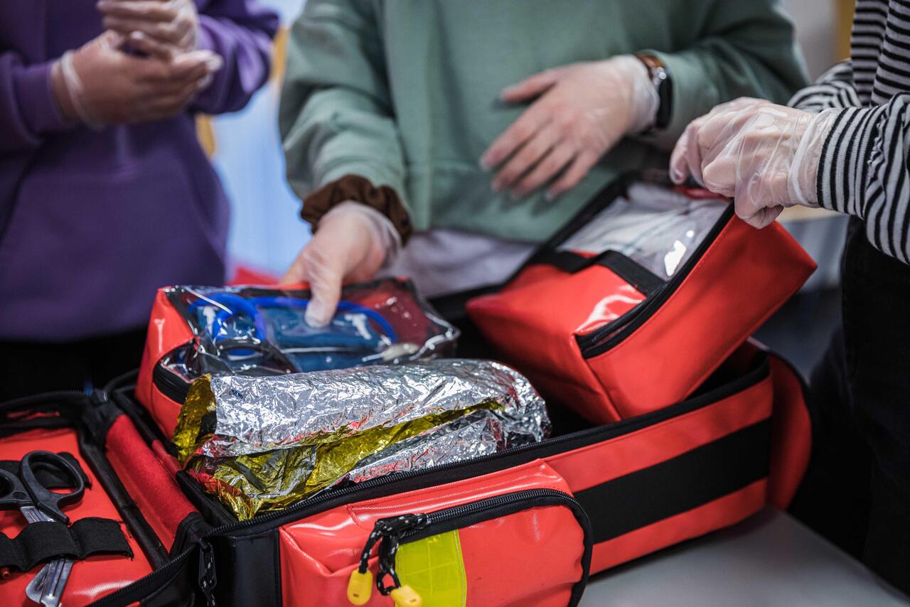 Ausrüstung Erste-Hilfe-Koffer, Johanniter-Jugend im Hintergrund