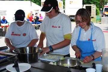 Ehrenamtliche Helferinnen versorgen beim Hochwasser 2013 Betroffene mit Lebensmitteln.