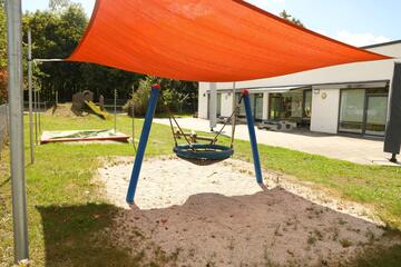 Garten mit Schaukel Johanniter-Kinderkrippe "Naabtalzwerge"