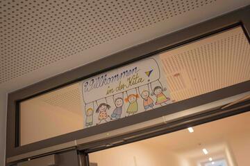 Ein Plakat in der Johanniter-Kita Abenteuerland im Kärntner Viertel in Wiesbaden