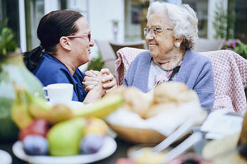Zwei Frauen unterhalten sich am Kaffeetisch