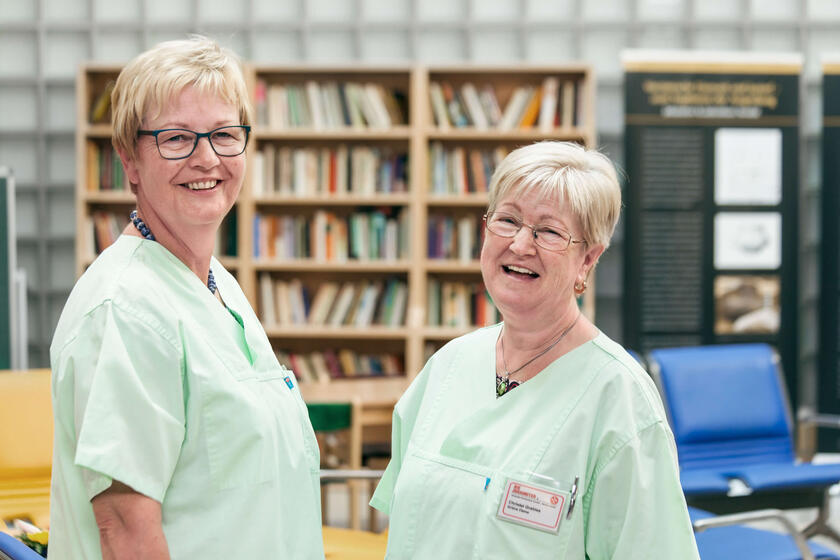 Die „Grünen Damen und Herren“, ein Besuchsdienst der evangelischen Kirche, unterstützt im Johanniter Besuchsdienst.
