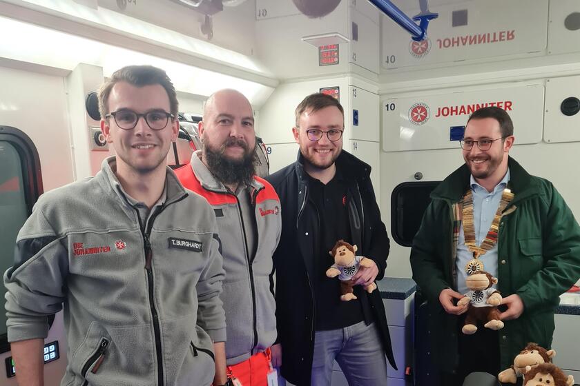 Menschen im Rettungswagen mit Plüschtieren