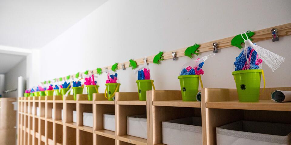 Garderobe in der KiTa Wolkenschloss mit Sandspielzeug für jedes Kind