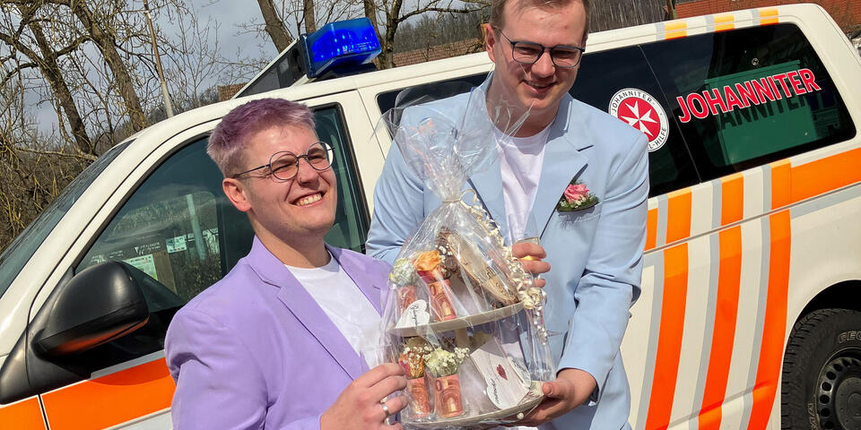 Ein Hochzeitspaar mit einem Geschenkkorb