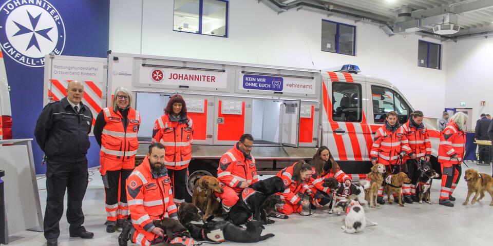Menschen und Hunde vor einem VW Crafter