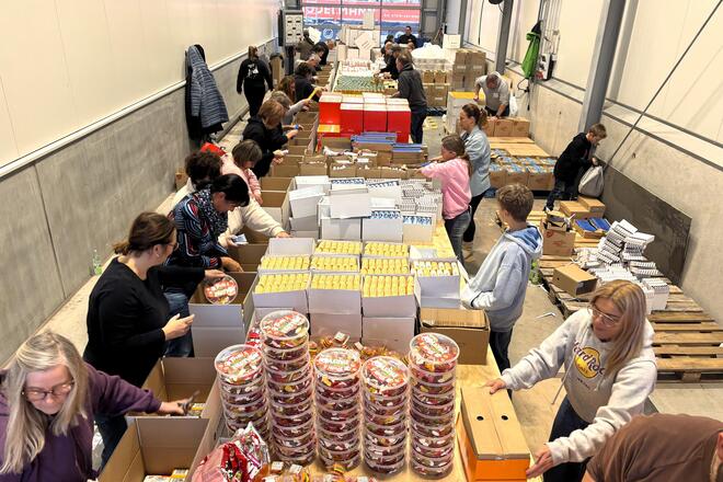 In der Halle der Firma Godelmann packten die Helferinnen und Helfer an die Päckchen zusammen.