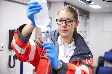 Rettungssanitäterin bei einer medizinischen Tätigkeit.