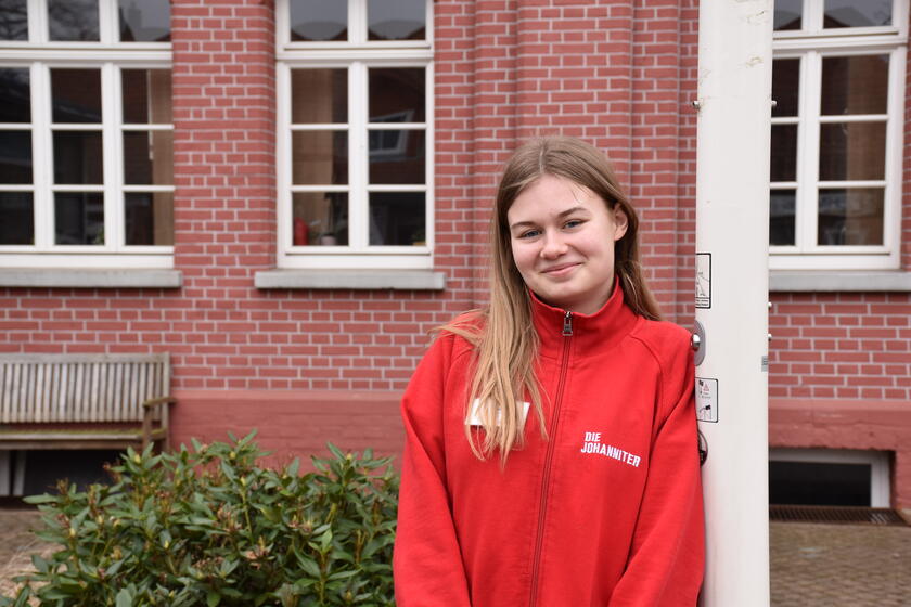 Josi Schilling lehnt an einem Pfeiler im Garten vom Gesundheitszentrum Salzhausen