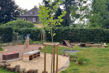 Spieküche mit Sandkasten im Außenspielbereich.