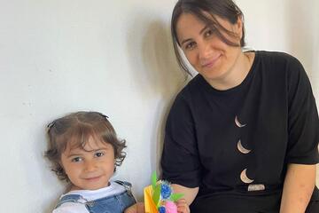 Ein Mädchen und seine Mutter mit dem Muttertagsgeschenk