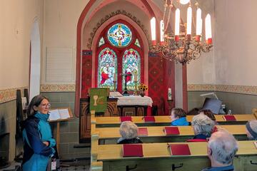 Sitzende Menschen in Kapelle