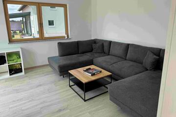 Der Aufenthaltsraum der Johanniter-Rettungswadhe Bidingen mit Blick auf die Couch.