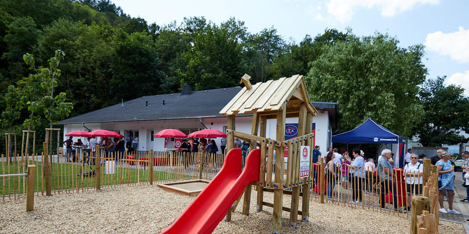 Spielplatz vom Treffpunkt "vor Müllert" mit roter Rutsche