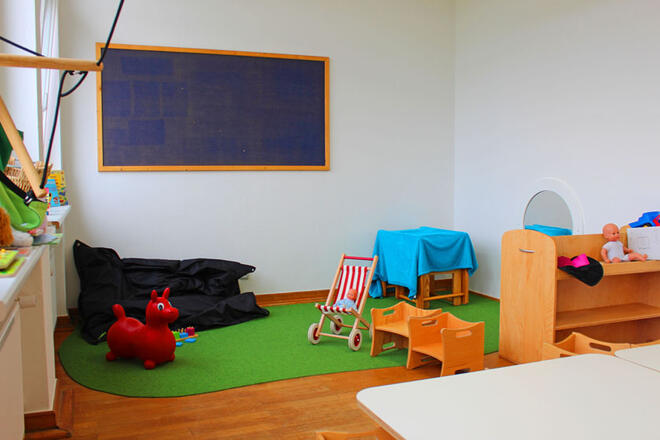 Puppenwagen mit Puppen und weitere Spielsachen stehen für die Kita-Kinder bereit.