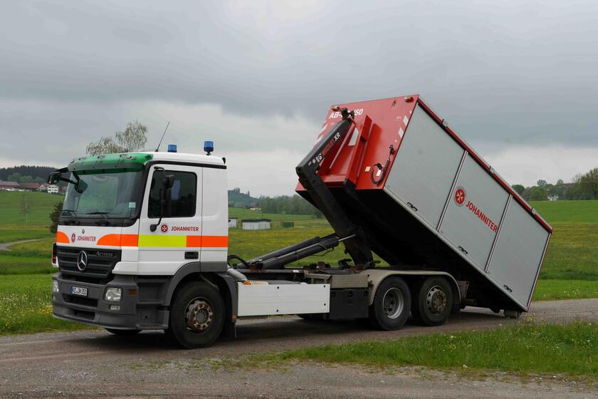 Wechselladers mit einem Abrollbehälter Sanität 50 (AB SAN 50)