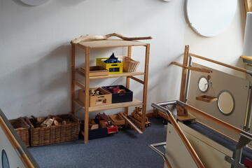 Blick auf die Galerie mit Regalen und Holzspielsachen 