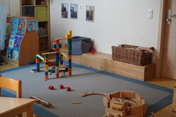 Der Bauraum mit Leseecke mit Bauklötzen