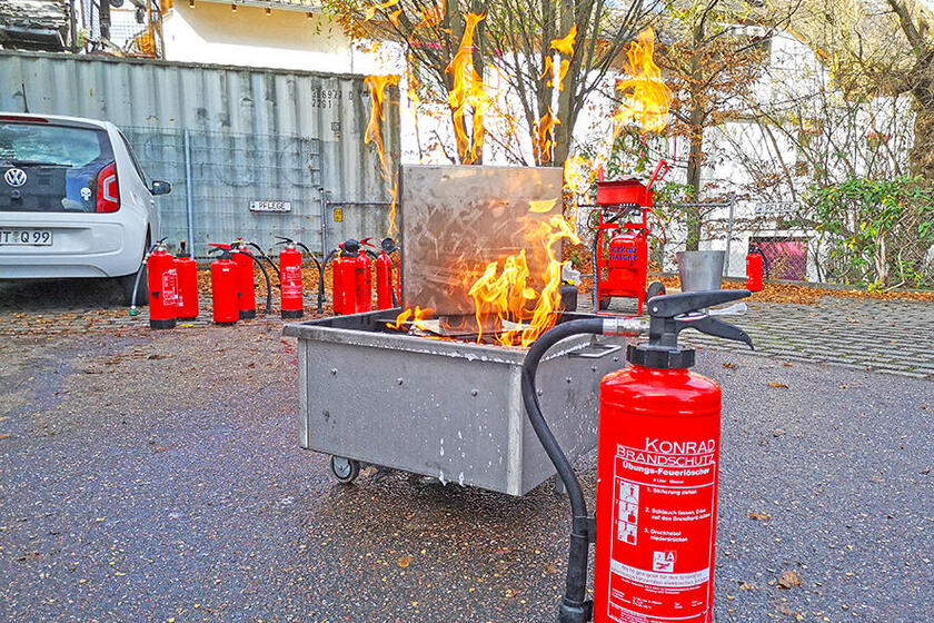 Johanniter bilden in ihrem Kurs zu qualifizierten Brandschutzhelfer inklusive Evakuierungshelfer aus. 