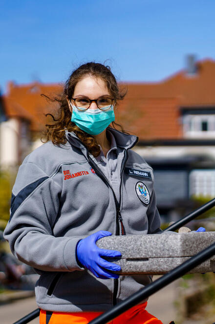 Eine Helferin der Johanniter-Unfall-Hilfe liefert kontaktos ein Mittagessen aus.