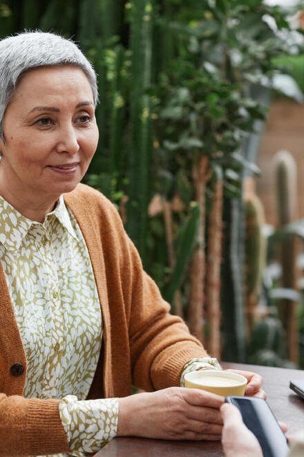 Eine ältere Frau im Gespräch mit einem älteren Mann.