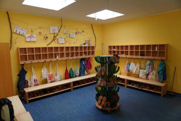 Der Garderobenbereich der Kinder