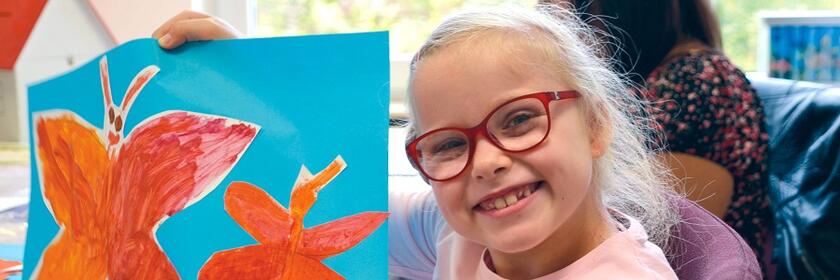 Mädchen mit gemaltem Bild