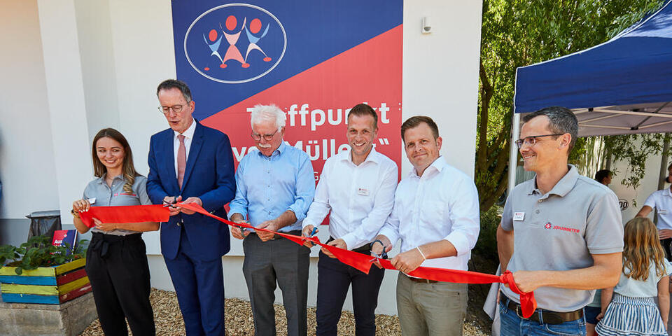 (v.l.n.r.): Madina Tuschumbekov (Projektmitarbeiterin Jugend und Soziales), Michael Ebling (Innenminister RLP), Alfred Sebastian (Ortsbürgermeister Dernau), Christian Görg (Vorstand des Regionalverbands Mittelrhein der Johanniter-Unfall-Hilfe e.V.), Martin Schell (Zukunft Mittelahr AÖR), Ingo Carnott (Teamleiter Fluthilfe im Regionalverband Mittelrhein)