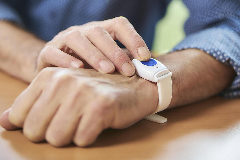 Der Handsender des Johanniter-Kombinotrufes wird am Handgelenk getragen