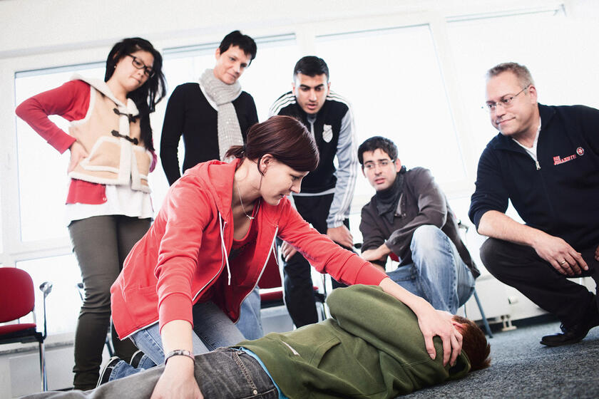 Gruppe beim Erste-Hilfe-Kurs.