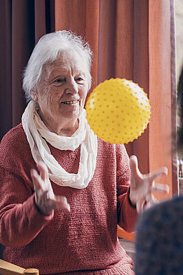 Sportliche Betätigung im einem großen Igelball