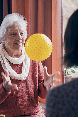 Sportliche Betätigung im einem großen Igelball