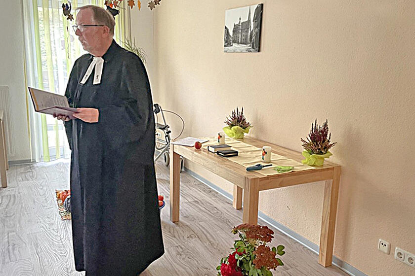 Ein Pastor hält eine Andacht