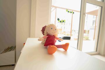 Spielzeug auf einem Schrank.