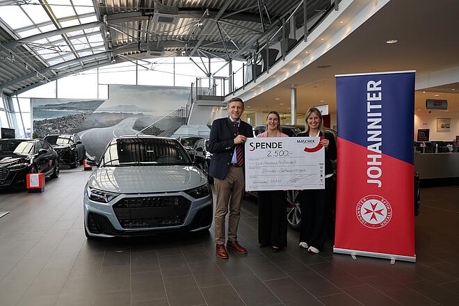 Präsentation des Spendenchecks mit Johanniter Roll-Up