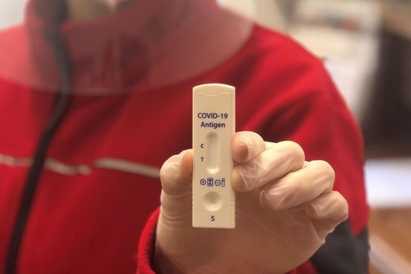 Eine Mitarbeiterin der Johanniter-Unfall-Hilfe zeigt einen Corona-Antigen-Schnelltest.