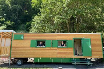 Außenansicht des Bauwagen der Waldkita in Rech