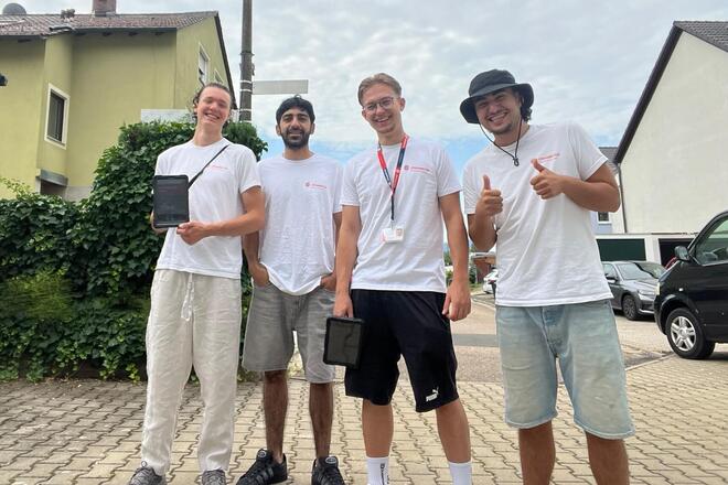 Vier junge Männer stehen nebeneinander und freuen sich auf die gemeinsame Zusammenarbeit als Wesserwerber um neue Fördermitglieder zu finden.  